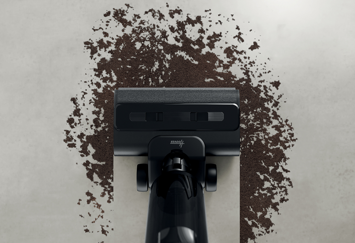 Απεικονίζεται σκούπισμα σε πάτωμα.